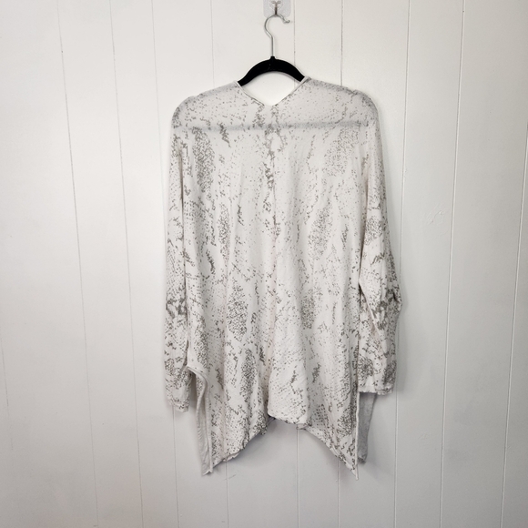 Design Lab White Snakeskin Oversized Loose V-Neck Sweater Top Size 1X Light - Picture 3 of 7